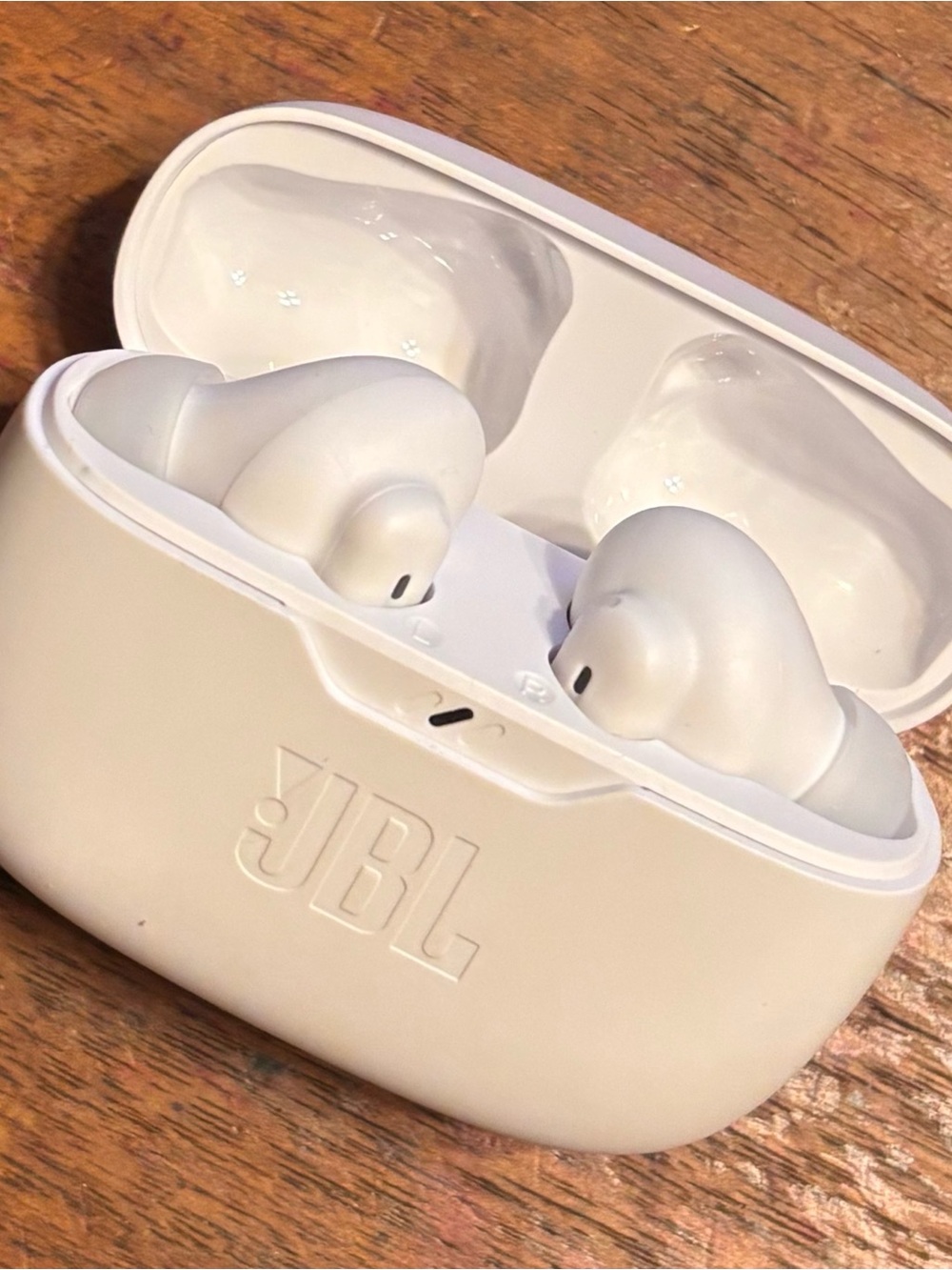 JBL VIBE BEAM 2 True Wireless Earbuds in White with Orange USB-C Cable - Picture 4 of 8